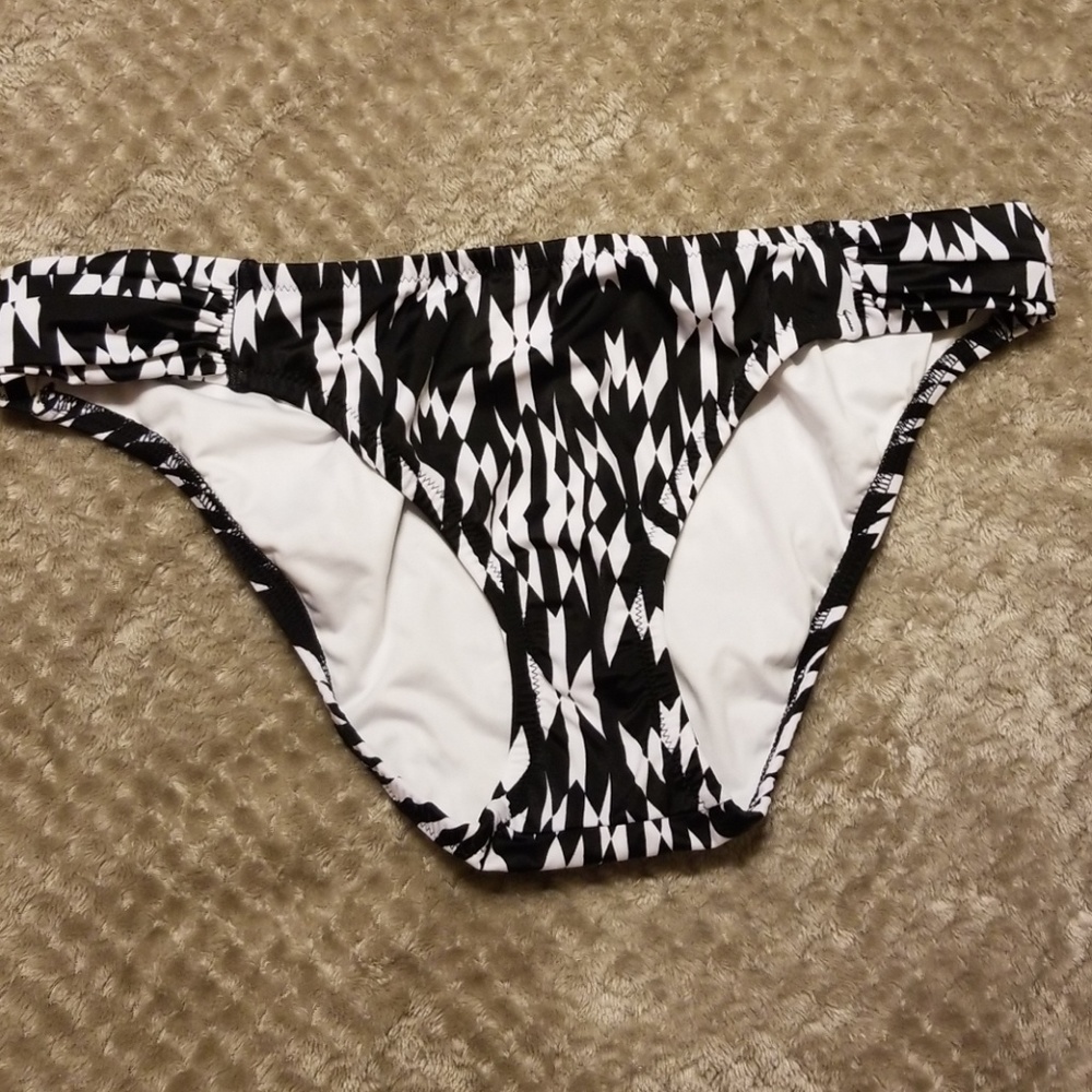NWOT Black and White Geometric Bikini Bottom